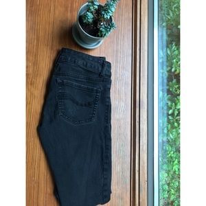Black skinny jegging jeans